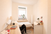 Helles Schlafzimmer mit Schreibtisch