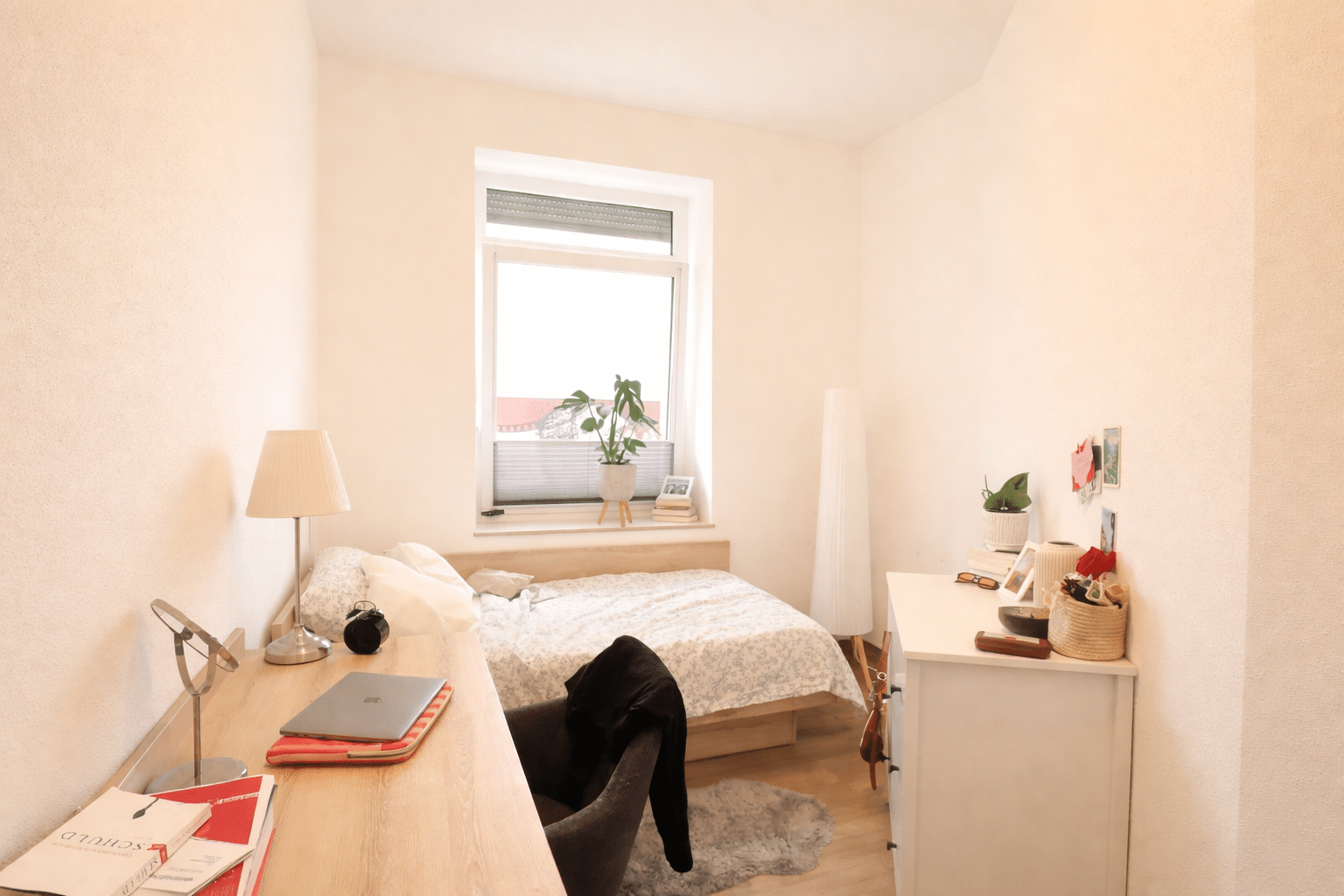 Helles Schlafzimmer mit Schreibtisch