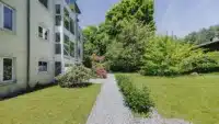 Gepflegter und einladender Zugang zum Mehrfamilienhaus....