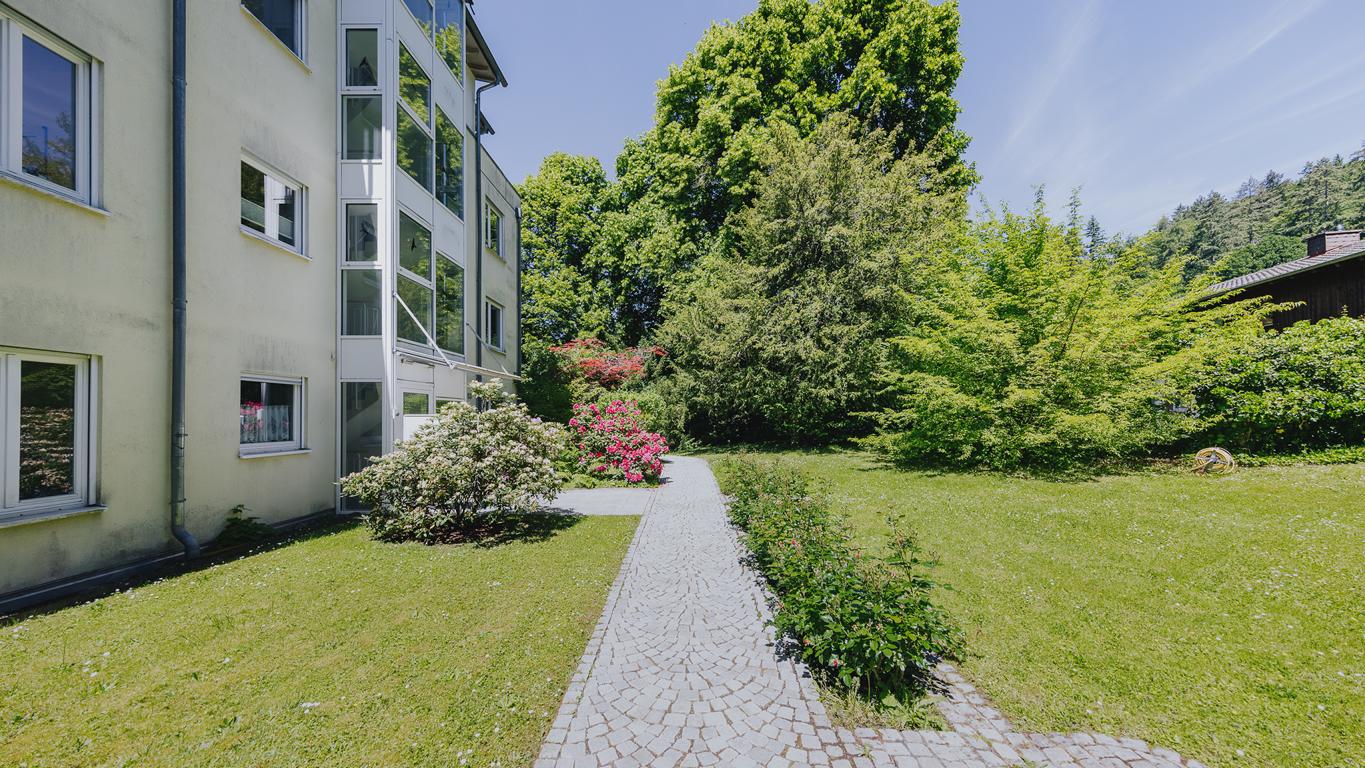 Gepflegter und einladender Zugang zum Mehrfamilienhaus....
