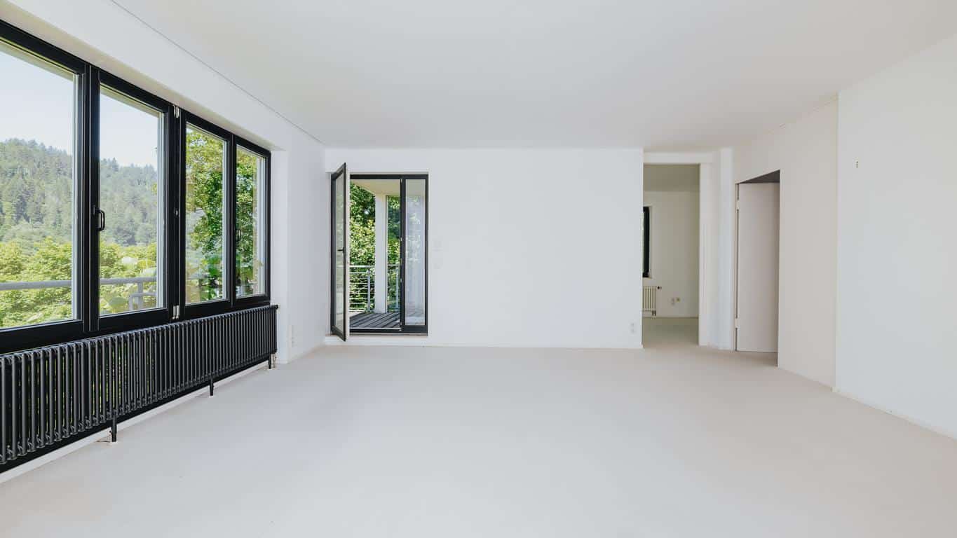 Heller Wohn-/Essbereich mit Zugang auf die Balkone und in die Zimmer ...