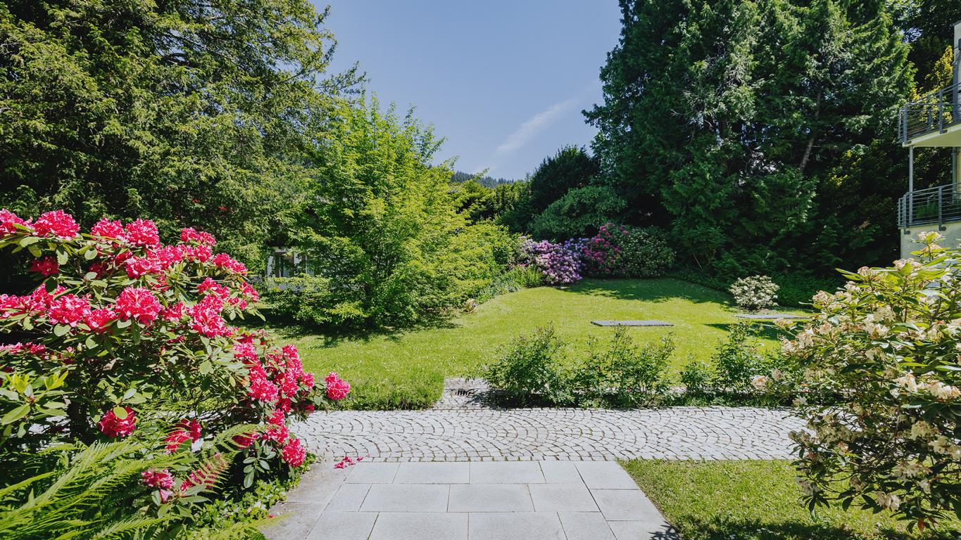 ... mit offener und freundlicher Gartenanlage