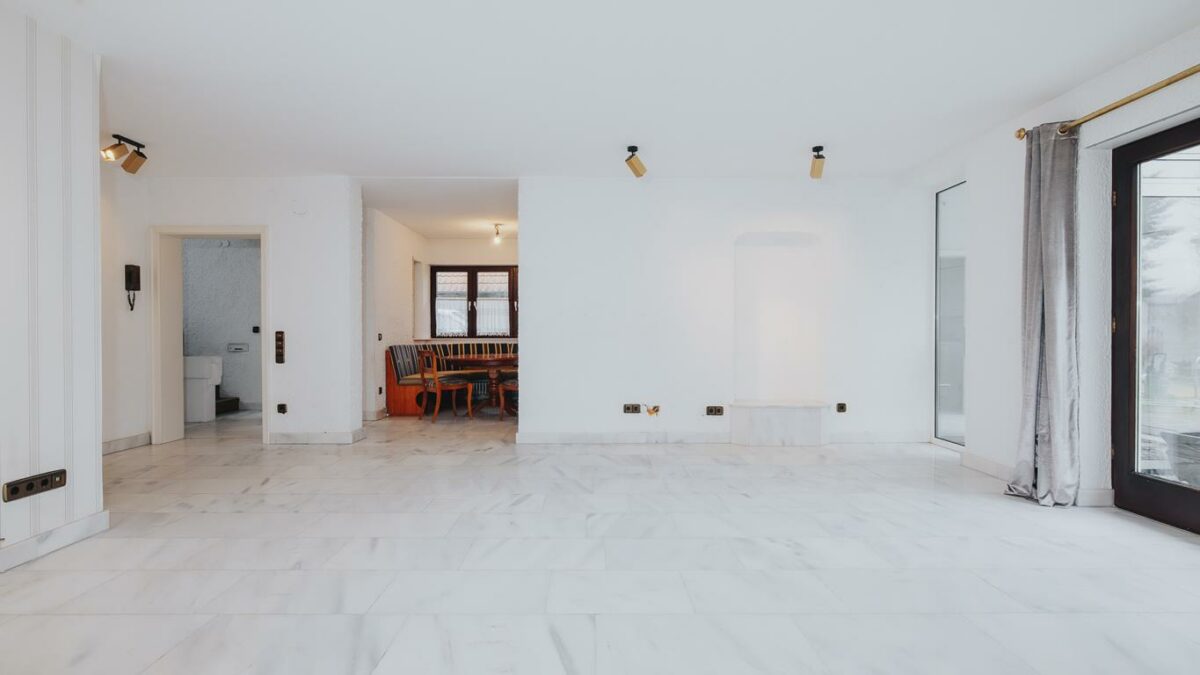 Das Wohnzimmer bildet den Mittelpunkt der Wohnung, ...