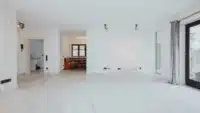Das Wohnzimmer bildet den Mittelpunkt der Wohnung, ...
