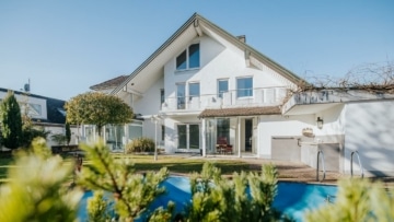 Freistehendes Einfamilienhaus mit Büroeinheit und Einliegerwohnung in Breisach-Hochstetten, 79206 Breisach, Einfamilienhaus