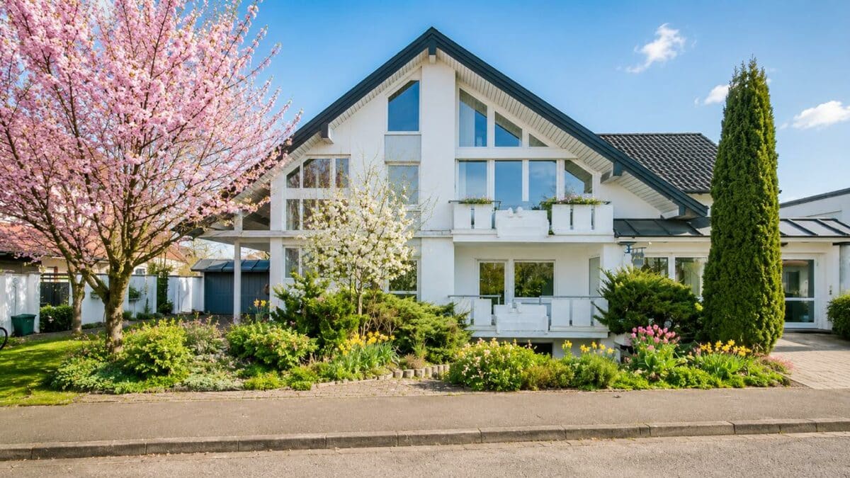 Ansicht des Hauses: Gepflegte Wohn- und Büroeinheit mit Doppelgarage
