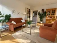 Helles, gemütliches Wohnzimmer