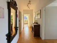 Eingangsbereich mit Blick auf die lichtdurchflutete Wohnung