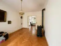 ...mit Ofen und Zugang zum Wohnzimmer über eine Doppelschiebetür