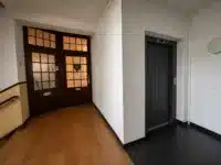 Breites, gepflegtes Treppenhaus mit komfortablem Aufzug