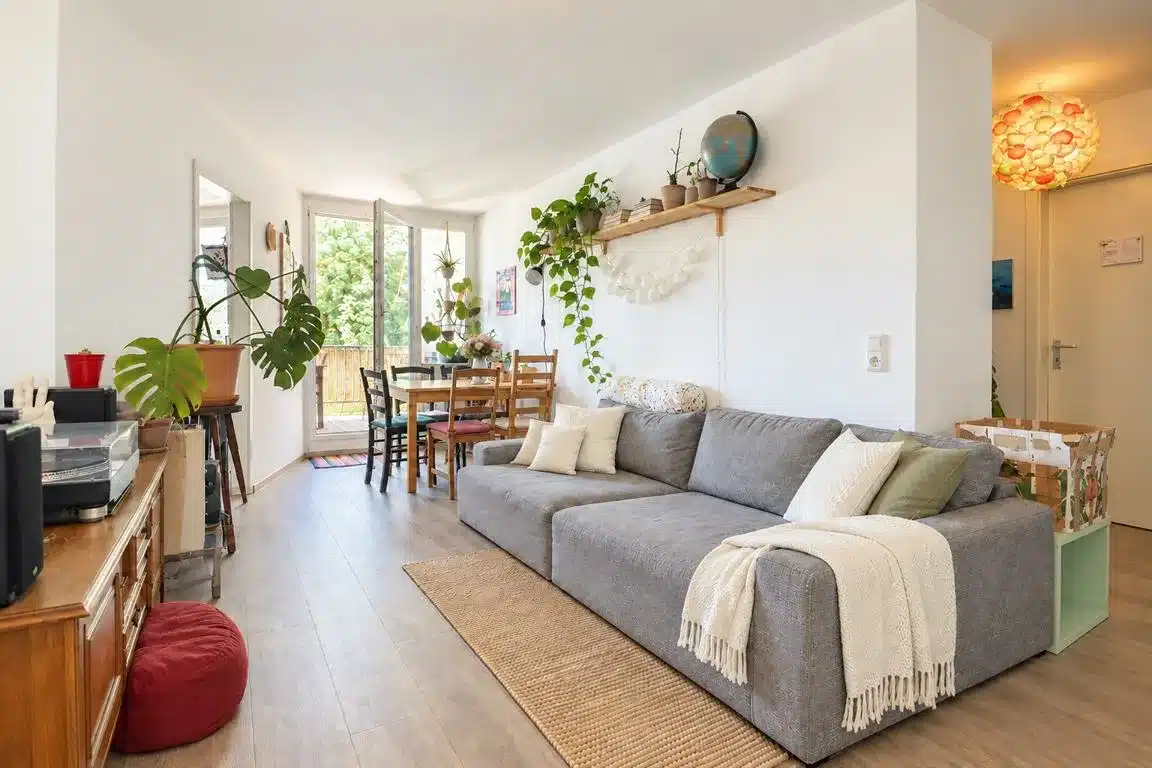 Wohnzimmer mit Essbereich und Zugang zum Südwestbalkon