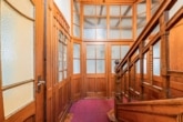 ...Treppenhaus mit Zugang zur Wohnung