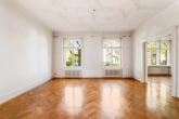 Lichtdurchflutetet hohe Stuckräume mit Schiebtüren
