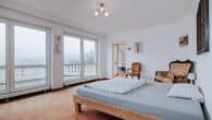 Villa in idyllischer Lage von Waldkirch-Kollnau - Schlafzimmer mit Zugang zum Balkon im 1. Obergeschoss