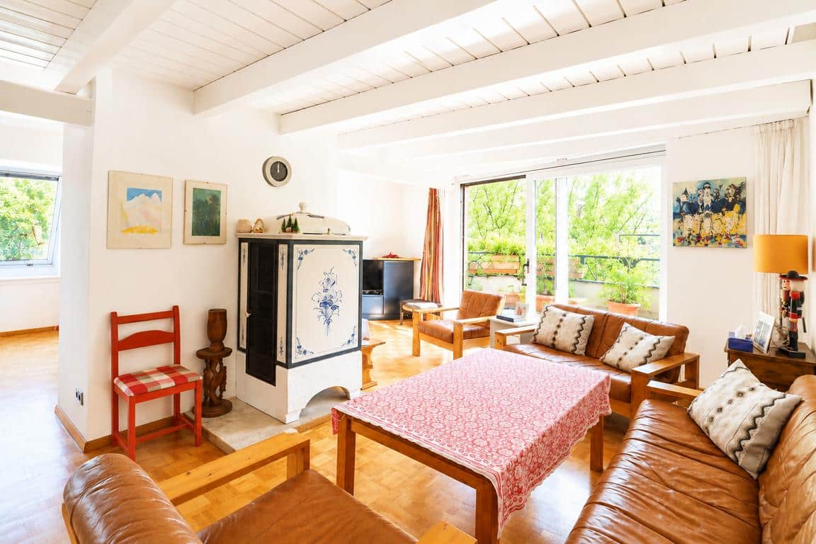 Helles Wohnzimmer mit gemütlichem Kachelofen und Zugang...