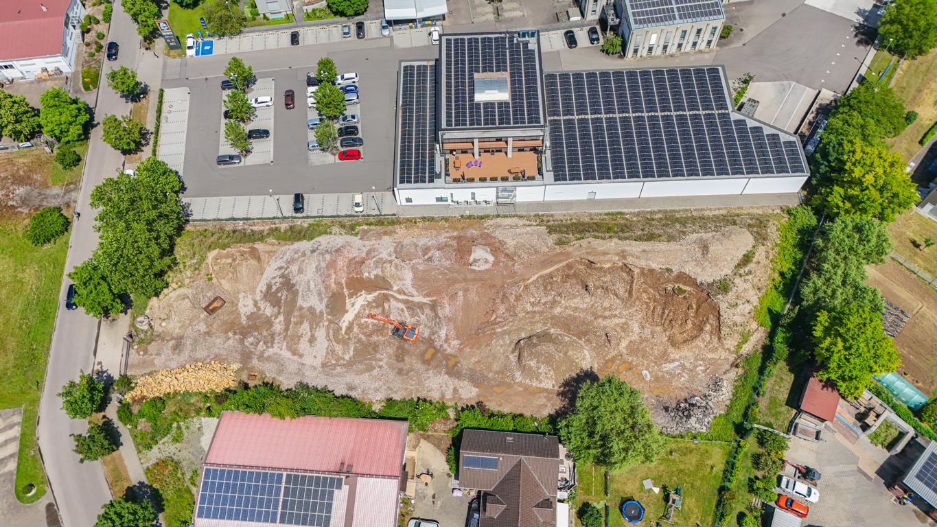 Gesamtgröße des Grundstücks im Überblick (Drohnenaufnahme)