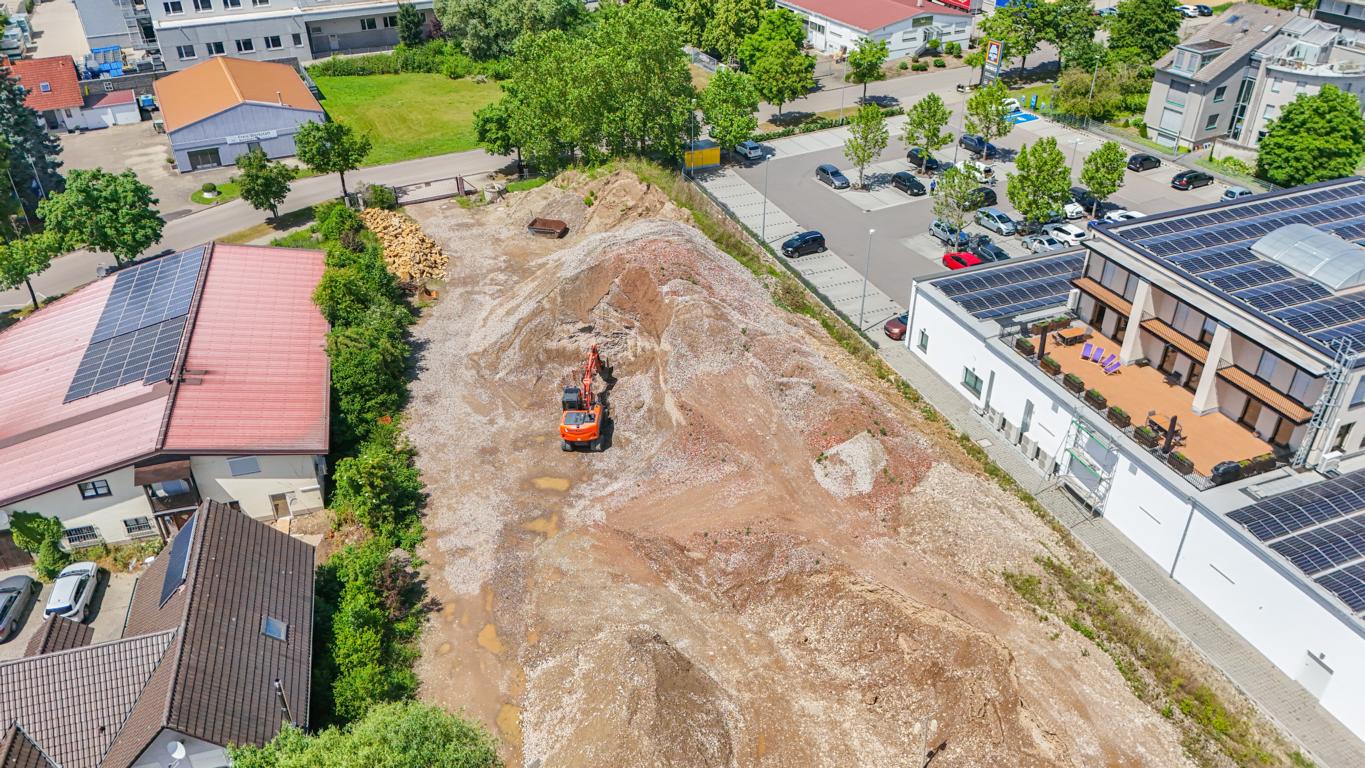 Grundstücksansicht in Richtung Zufahrt (Drohnenaufnahme)
