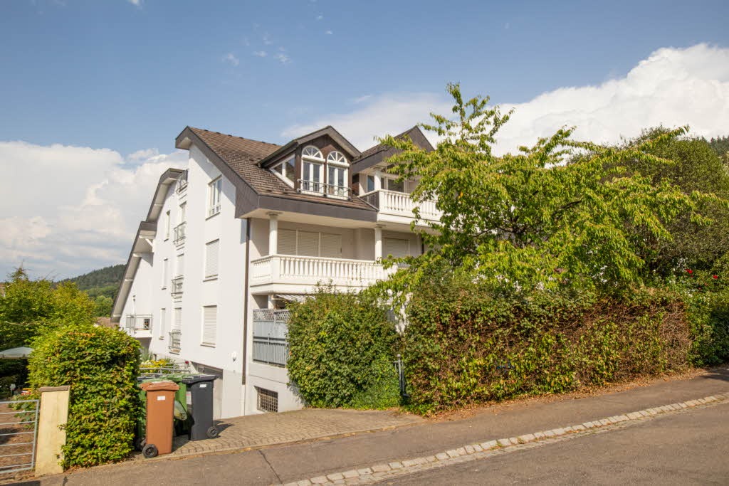 Hausansicht und Tiefgaragenzufahrt