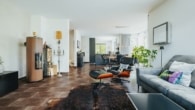 Offenes Wohnzimmer mit Designofen für ein ...