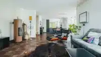 Offenes Wohnzimmer mit Designofen für ein ...