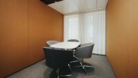 ... angrenzendem Besprechungszimmer