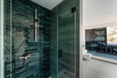 ... und bodenebener Dusche