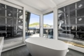 Elegantes Badezimmer mit Blick...