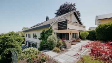 Großzügiges Familienanwesen mit Wellnessbereich und Blick zum Kaiserstuhl, 79331 Teningen-Nimburg, Einfamilienhaus