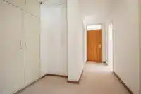 Zentraler Flur mit praktischem Einbauschrank