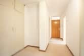 Zentraler Flur mit praktischem Einbauschrank