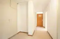 Zentraler Flur mit praktischem Einbauschrank