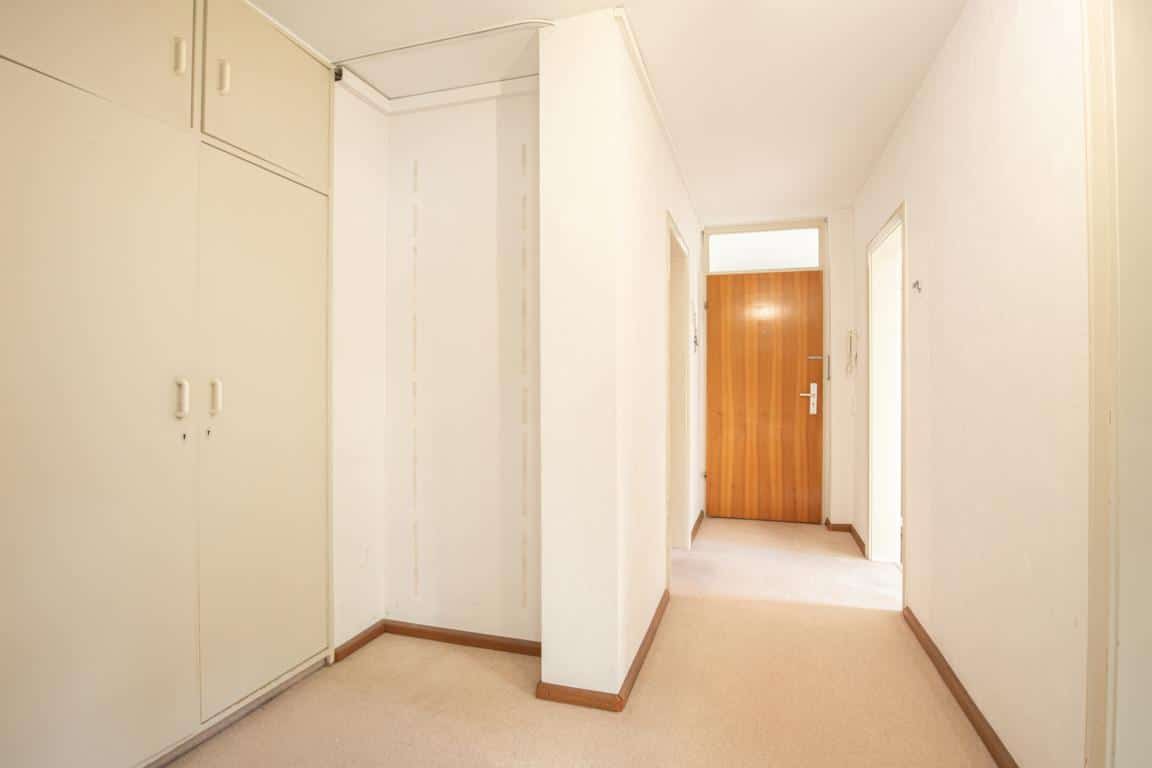 Zentraler Flur mit praktischem Einbauschrank