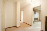 Flur mit Zugang zu den Zimmern und Platz für eine Garderobe