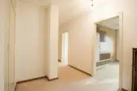 Flur mit Zugang zu den Zimmern und Platz für eine Garderobe