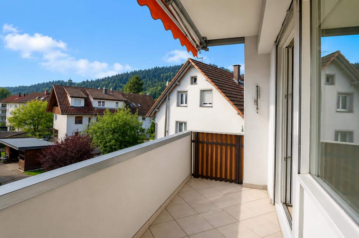 ...auf den überdachten Balkon
