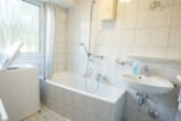 ...Tageslichtbadezimmer mit Badewanne