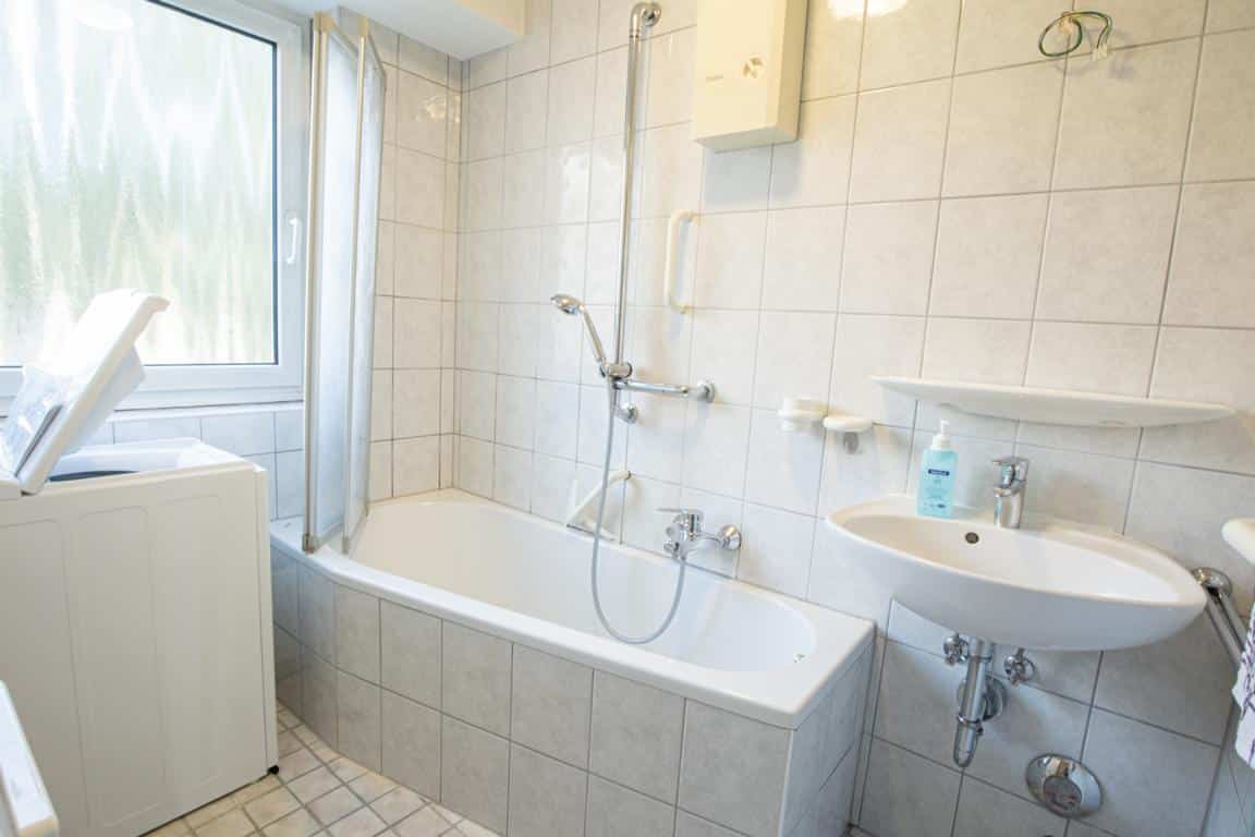...Tageslichtbadezimmer mit Badewanne