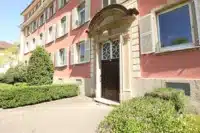 Stilvoller Eingang zum Mehrfamilienhaus