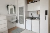 ...Dusche und Küchenzeile