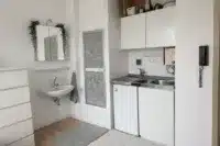 ...Dusche und Küchenzeile