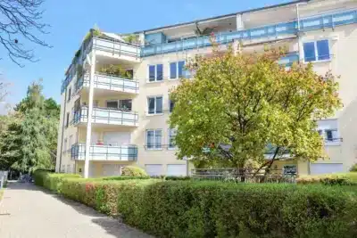 Zu Fuß in die Stadt – 4-Zimmer-Wohnung mit zwei Balkonen und Aufzug, 79100 Freiburg, Etagenwohnung