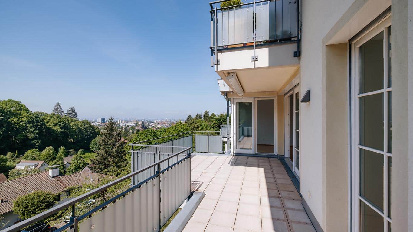 mit Ausblick auf die Stadt