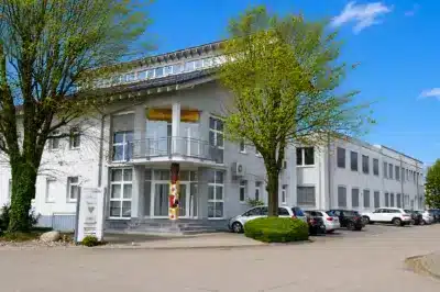 Der ideale Standort für Ihr Unternehmen! Bürogebäude und Lagerhalle, 79346 Endingen, Bürohaus