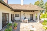 Angrenzende Terrasse mit Kamin und Gartenzugang
