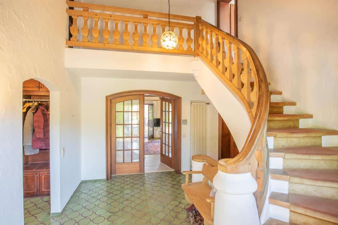 ...offenem Treppenaufgang zur oberen Etage