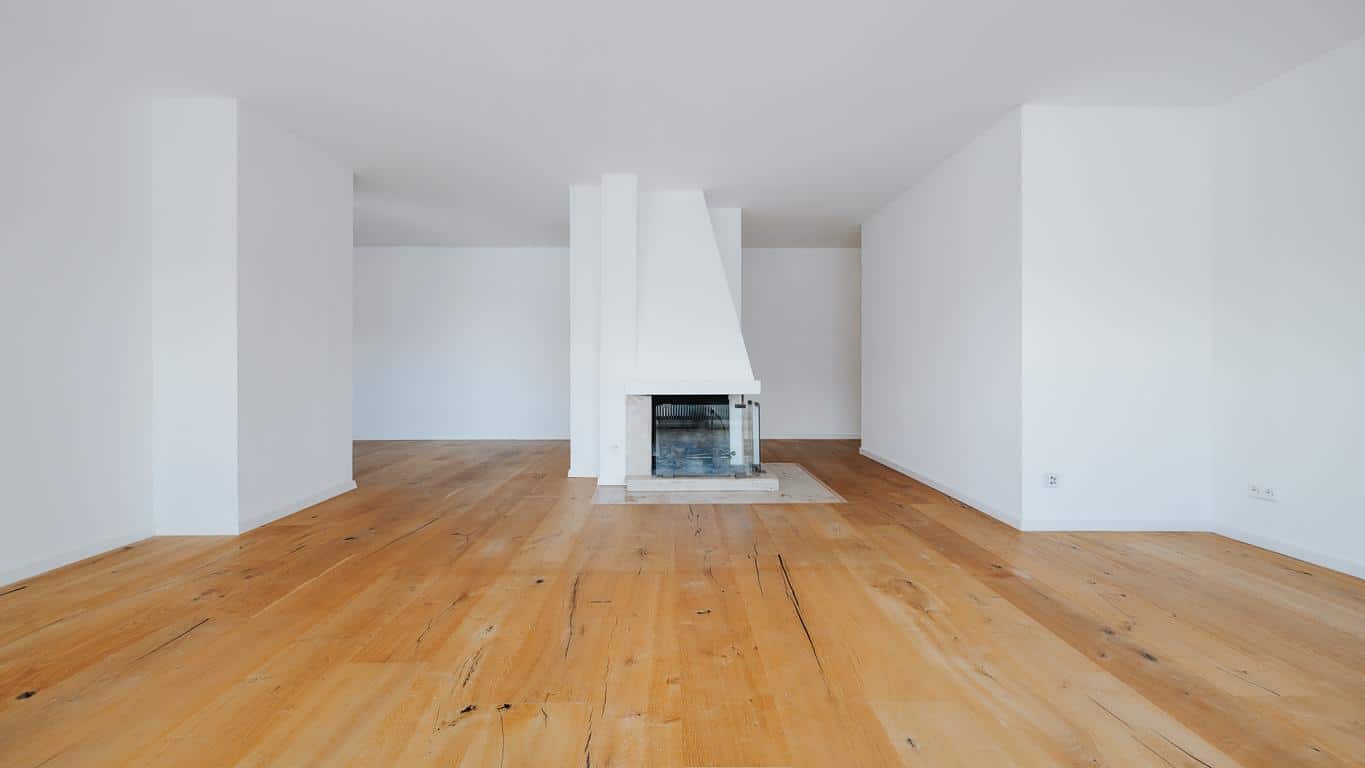 Großzügiges Wohn- und Esszimmer mit Kamin für gemütliche Stunden