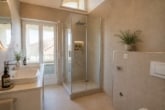 Tageslichtbadezimmer mit Dusche, WM-Anschluss...