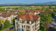 Blick auf die Wohnung im Dachgeschoss und in die Nachbarschaft (Drohnenaufnahme)