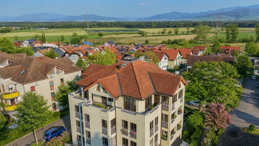 Blick auf die Wohnung im Dachgeschoss und in die Nachbarschaft (Drohnenaufnahme)