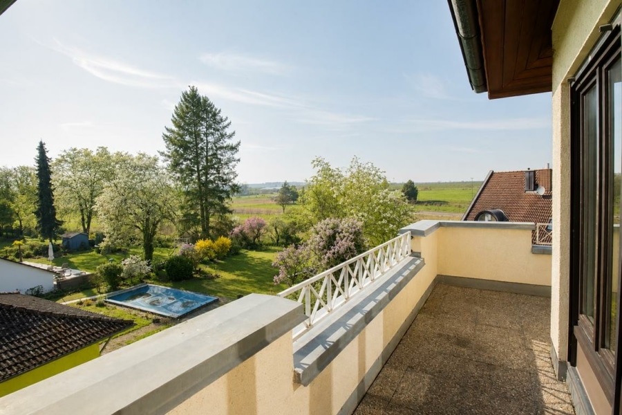 Sonniger Südwest-Balkon mit Blick in die Ferne und Umlauf...